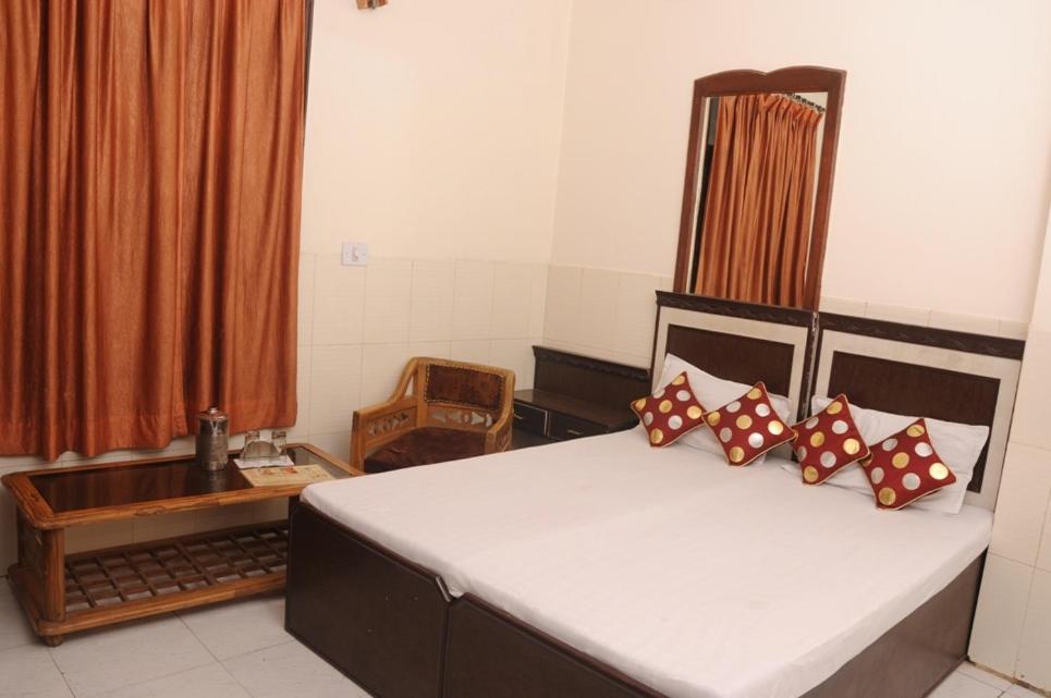Hotel Surya Palace Chandīgarh Exterior foto