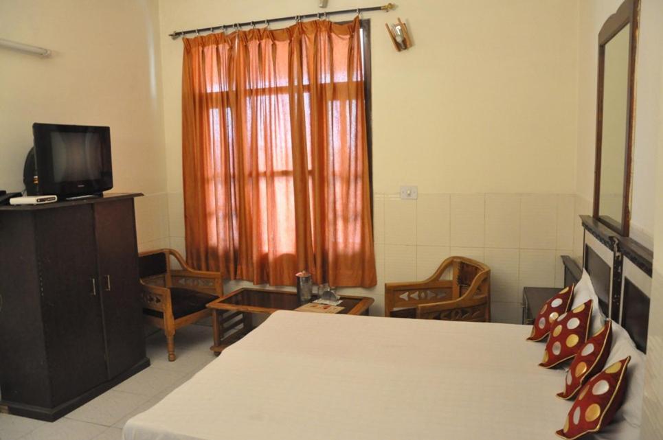 Hotel Surya Palace Chandīgarh Exterior foto